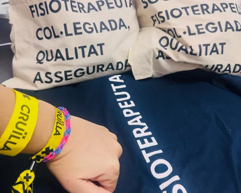Polsera del Festival Cruïlla i bosses del Col·legi de Fisioterapeutes de Catalunya