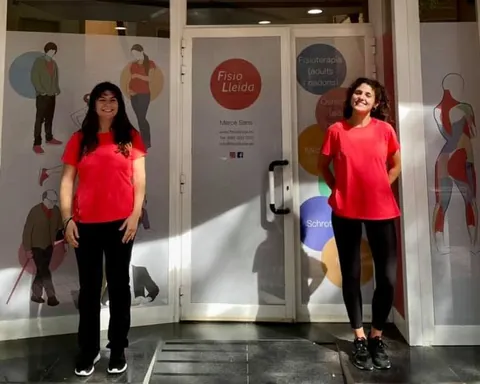 L'equip de FisioLleida, amb samarreta vermella, a la porta del centre